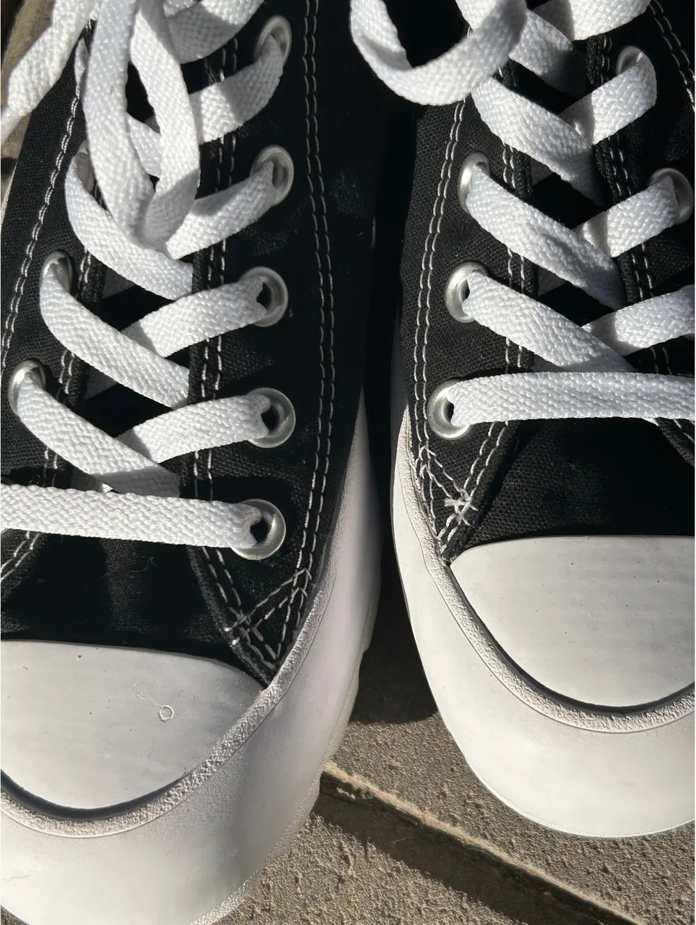 Converse black white
