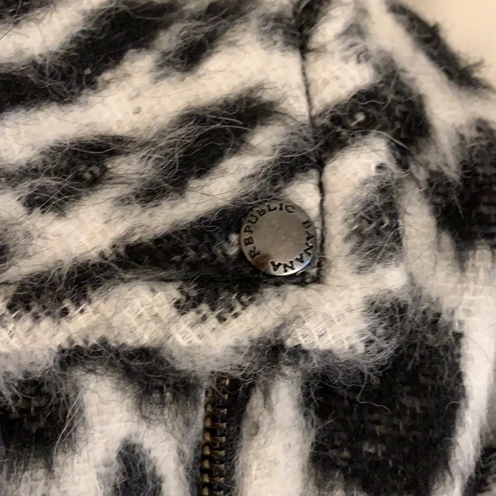 Banana Republic black white