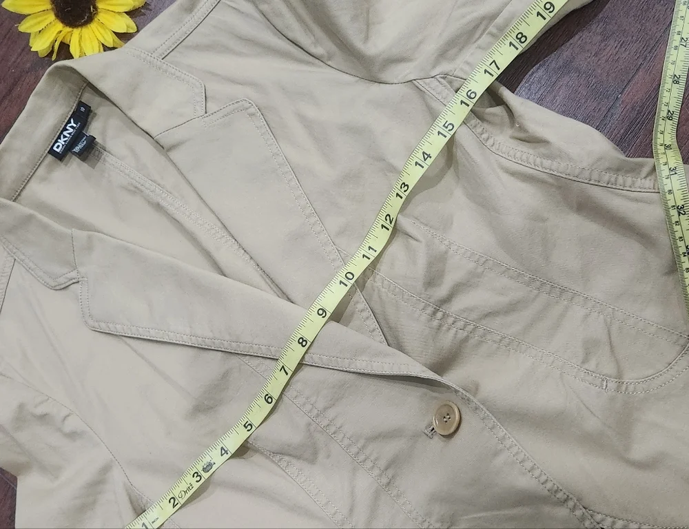 DKNY TAN ONE BUTTON BLAZER ✨️