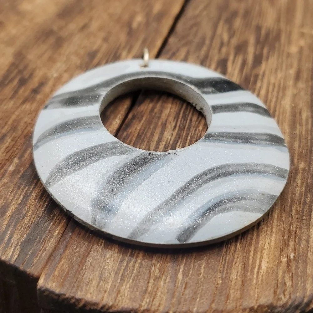 Zebra stripes round pendant‎