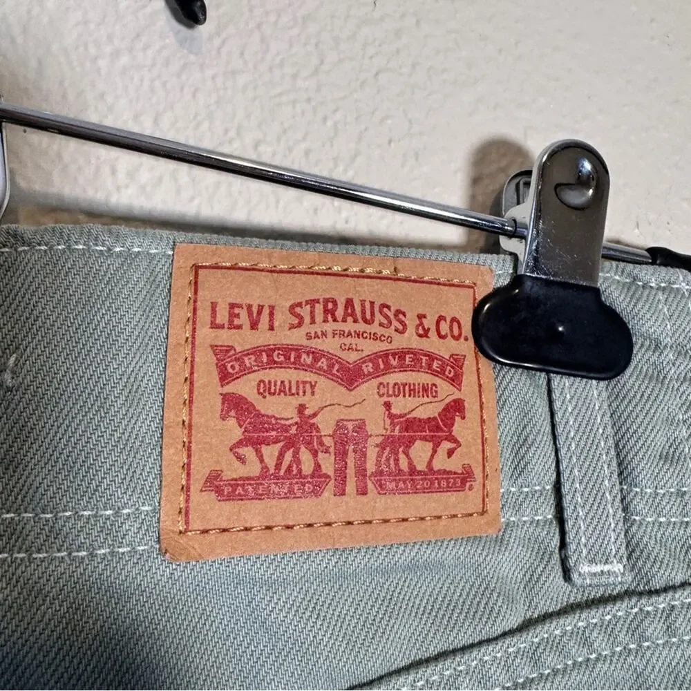 Levi’s Sage Green High Waisted Mom Jean Shorts Womens 24 Classic Beachy Summer