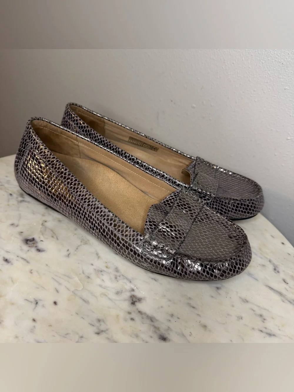 Vionic Laurun Loafers Size 8 M silver Leather comfort shoes MAKE ME AN OFFER!