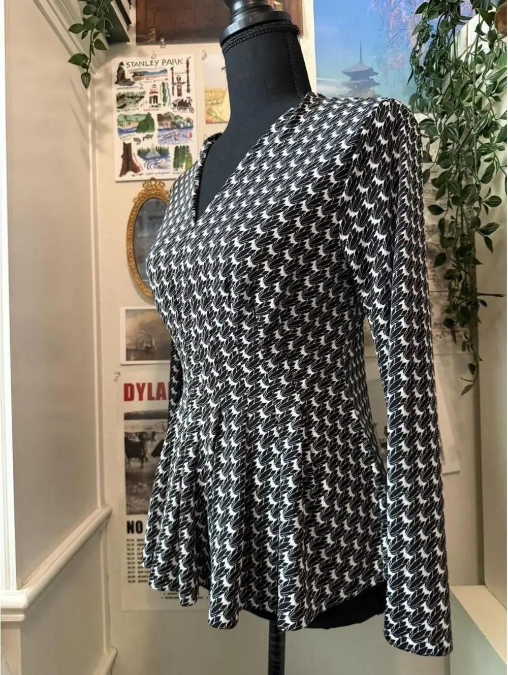 Ann Taylor Petite Black White Leaf Print Peplum Top
