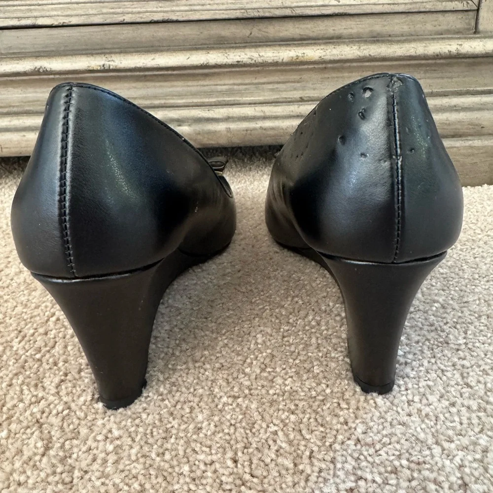Bandolino toes top