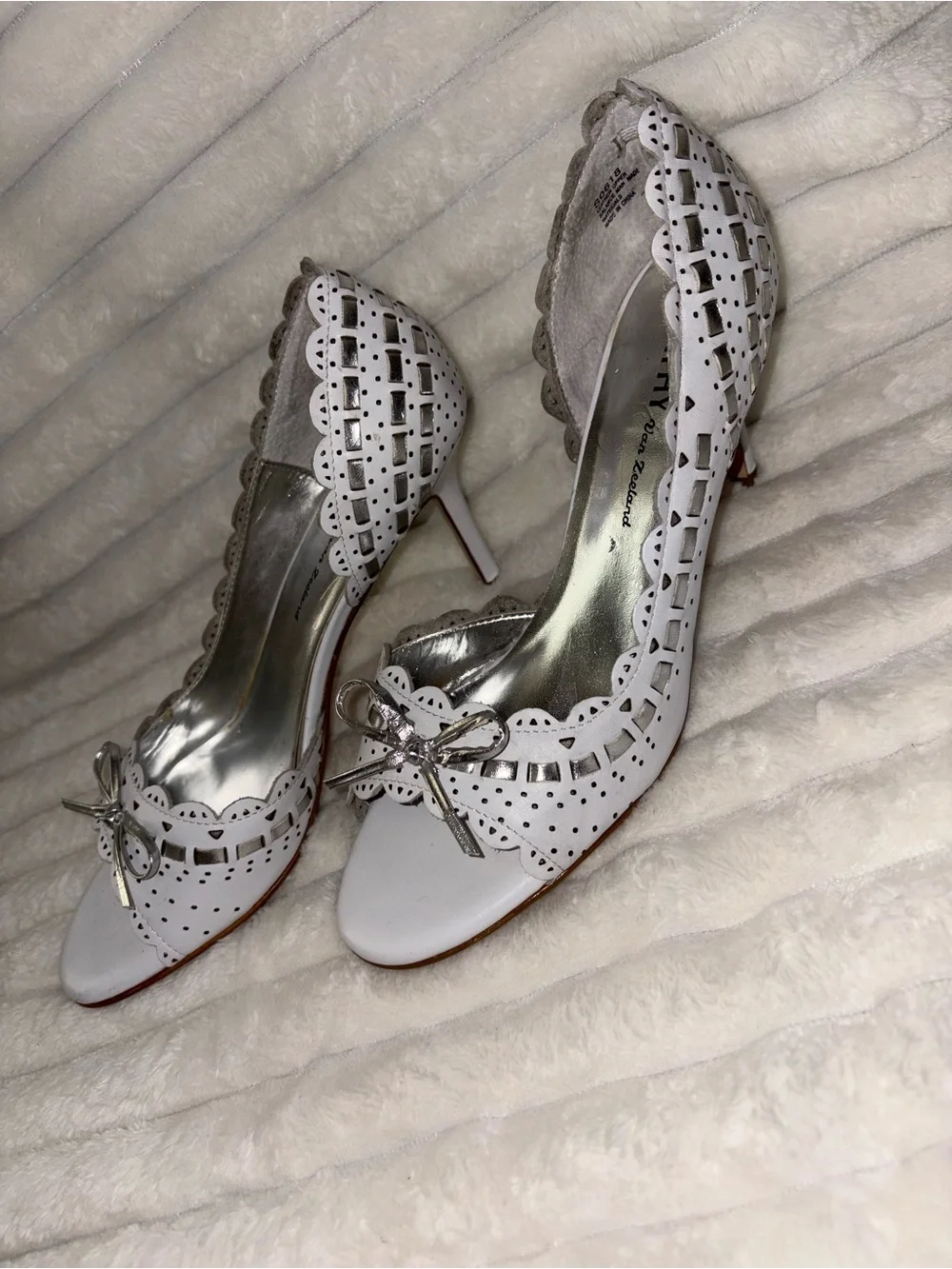 Kathy Van Zeeland White Scalloped Bow Heels with Silver Bow 8M