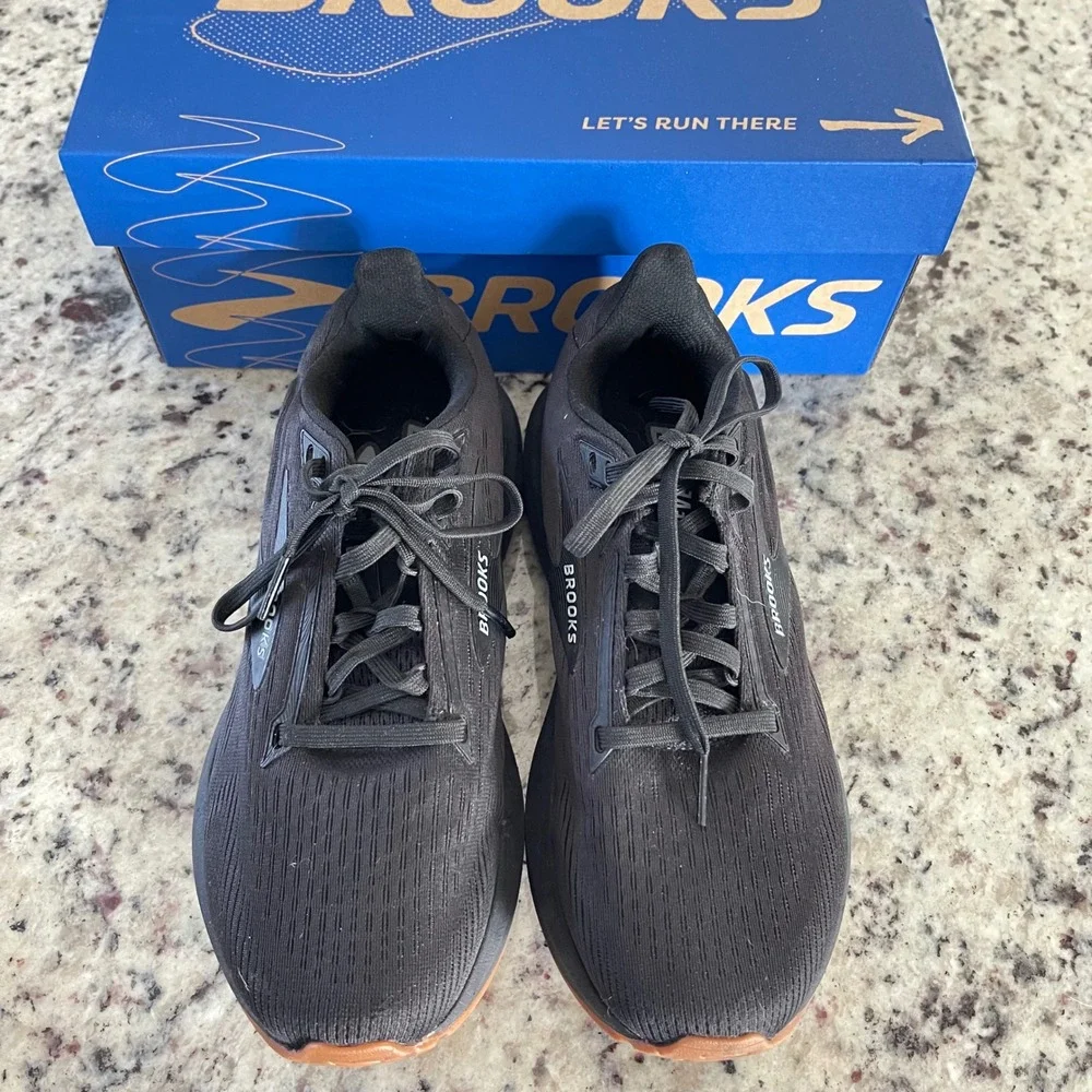 Brooks revel running