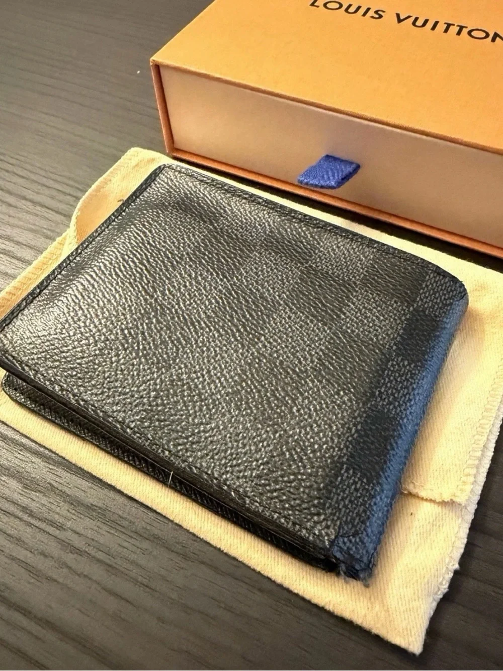 Louis Vuitton compact louis
