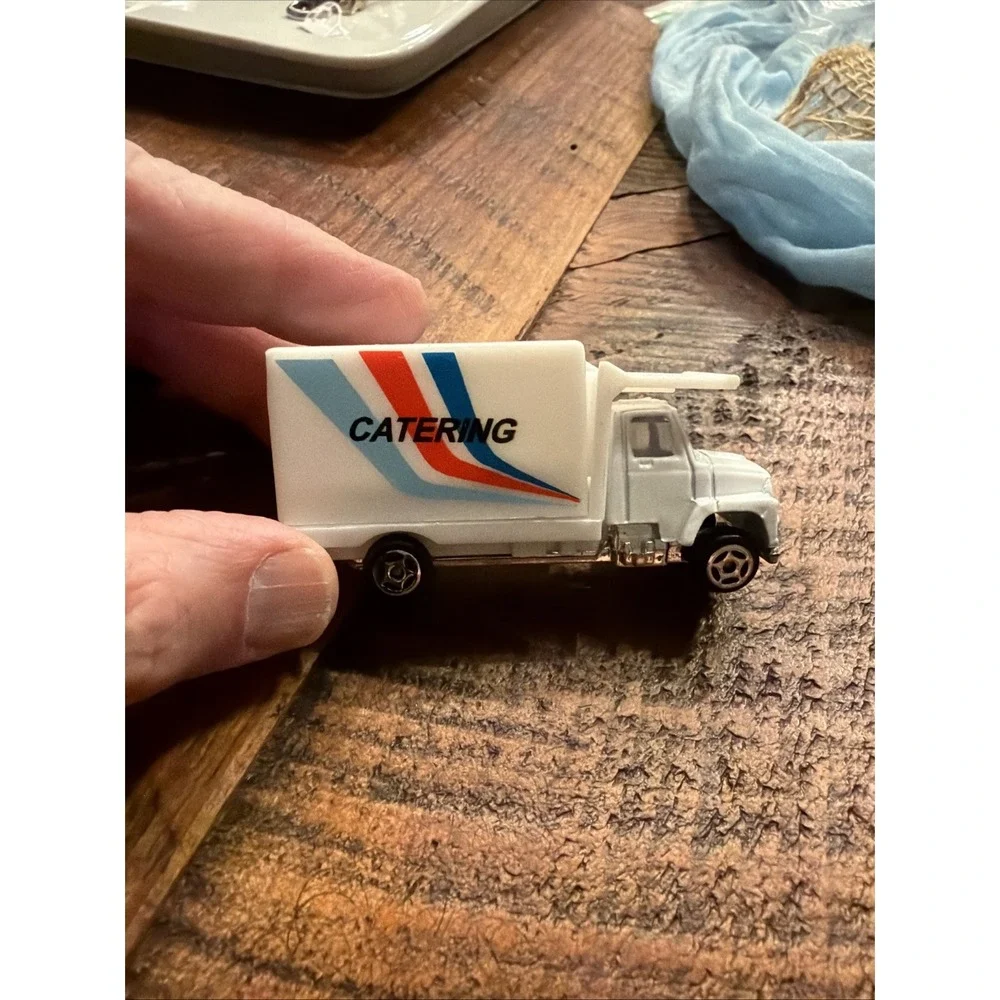 Toy Food Catering Truck * Airport Exclusive Unbranded 1:64 Scale Car
