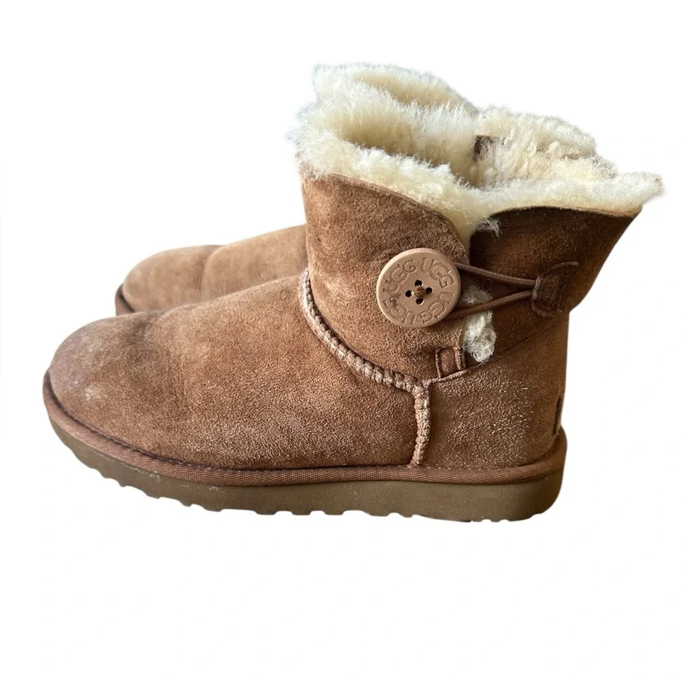 UGG Mini Bailey Button II Chestnut Sheepskin Boots Women’s 6
