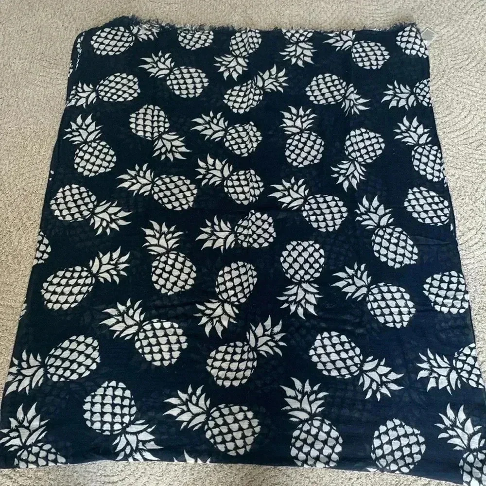 Gap Navy and white pineapple print scarf