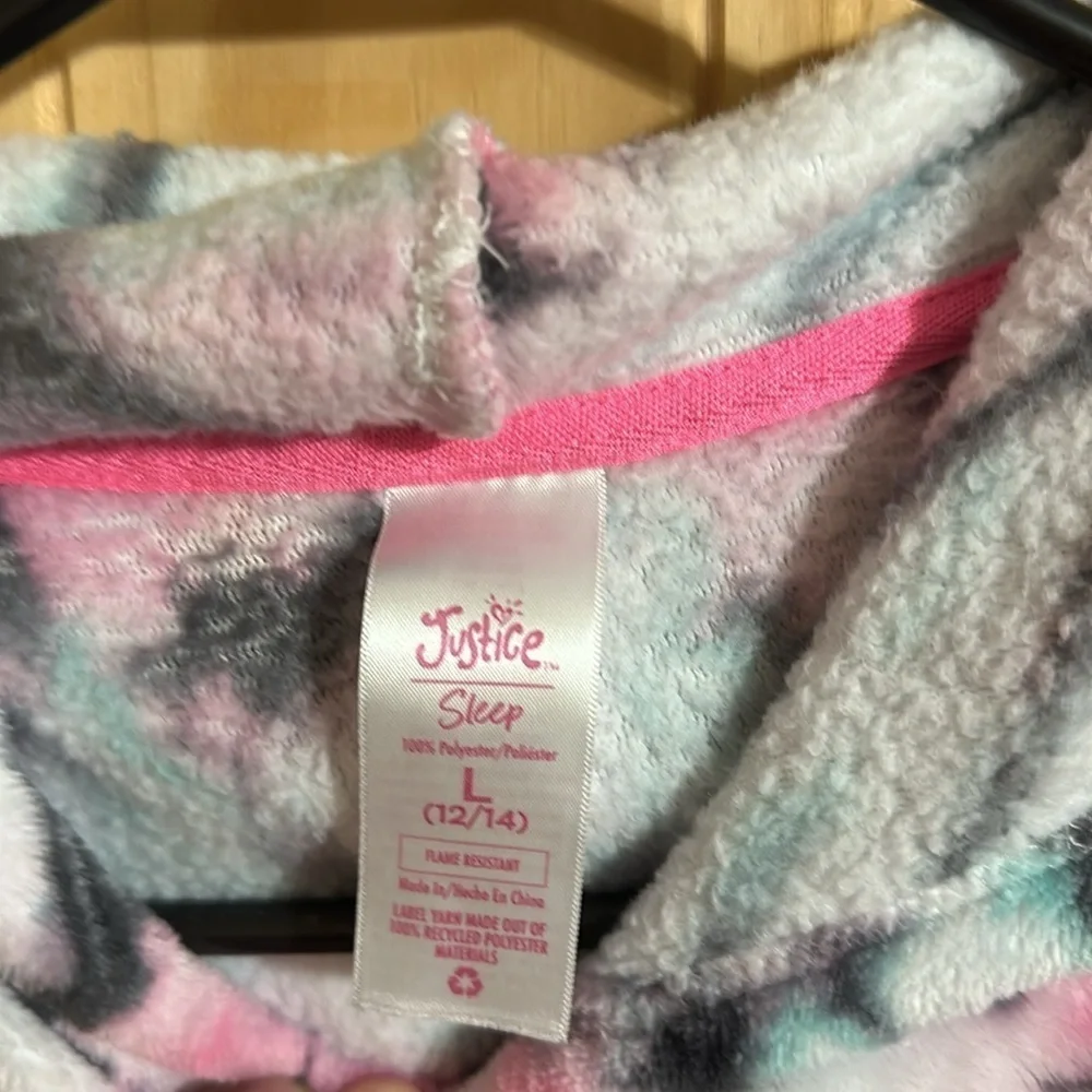 Justice cozy up