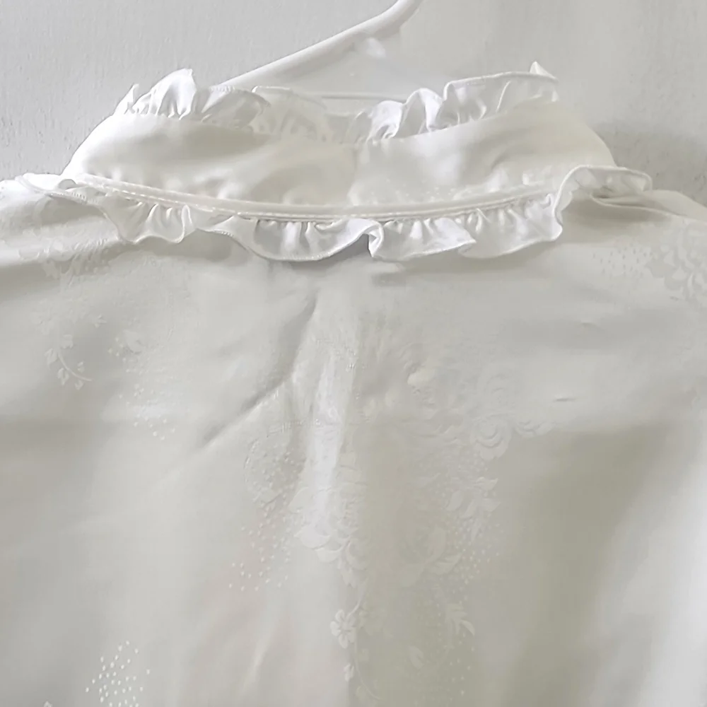 New Zara Women's White Ruffled Tie-Neck Blouse, Size‎ Extra Small.