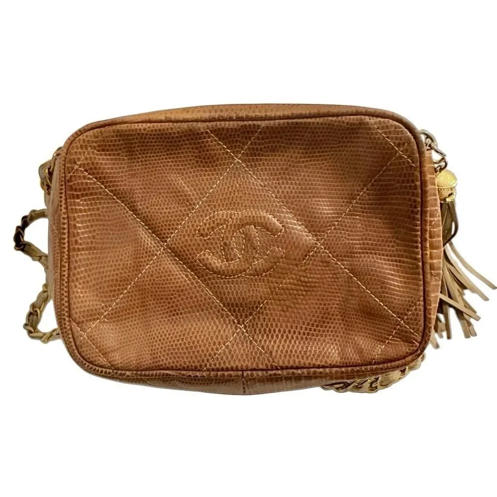 CHANEL perfect closure logo