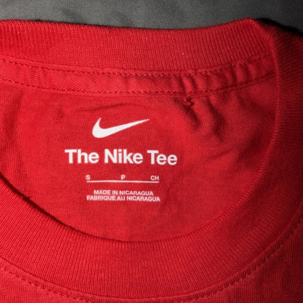 Nike Boys Youth Red Short Sleeve T Dukes Duquesne Sz Small
