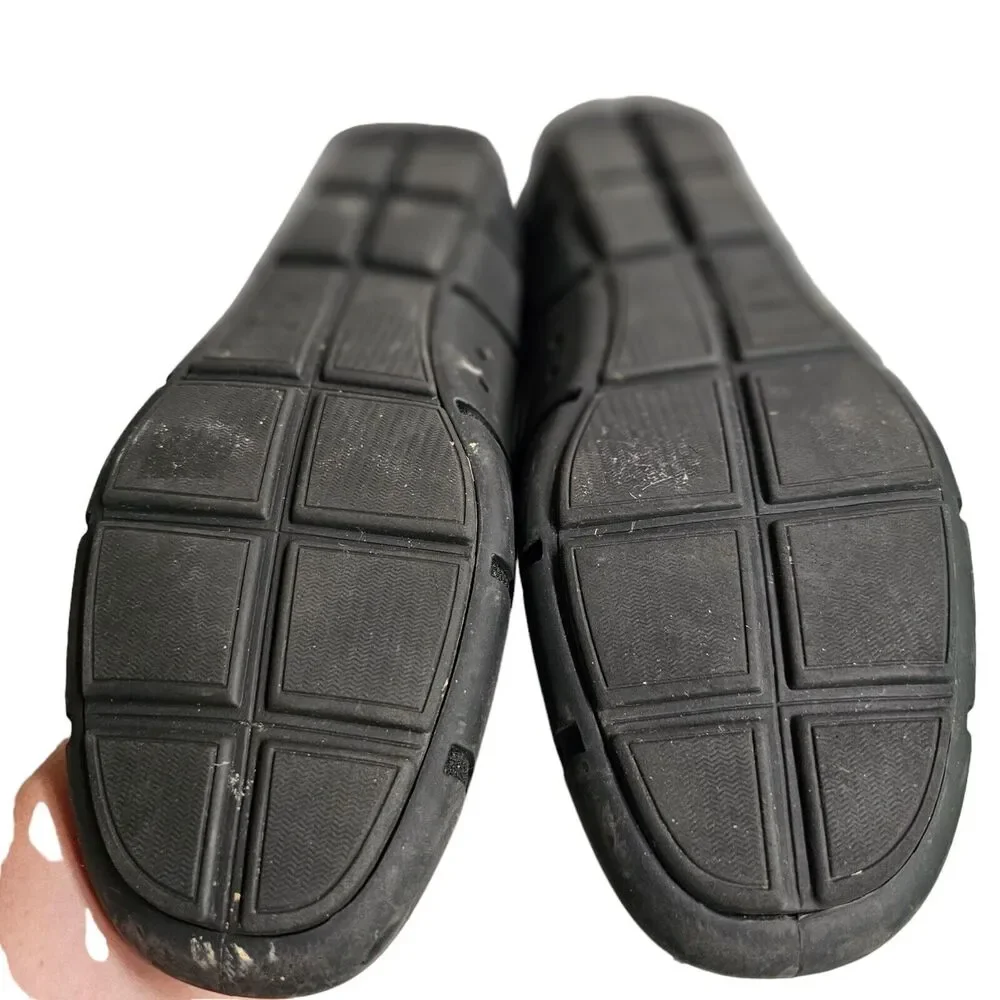 Swims oversized toe