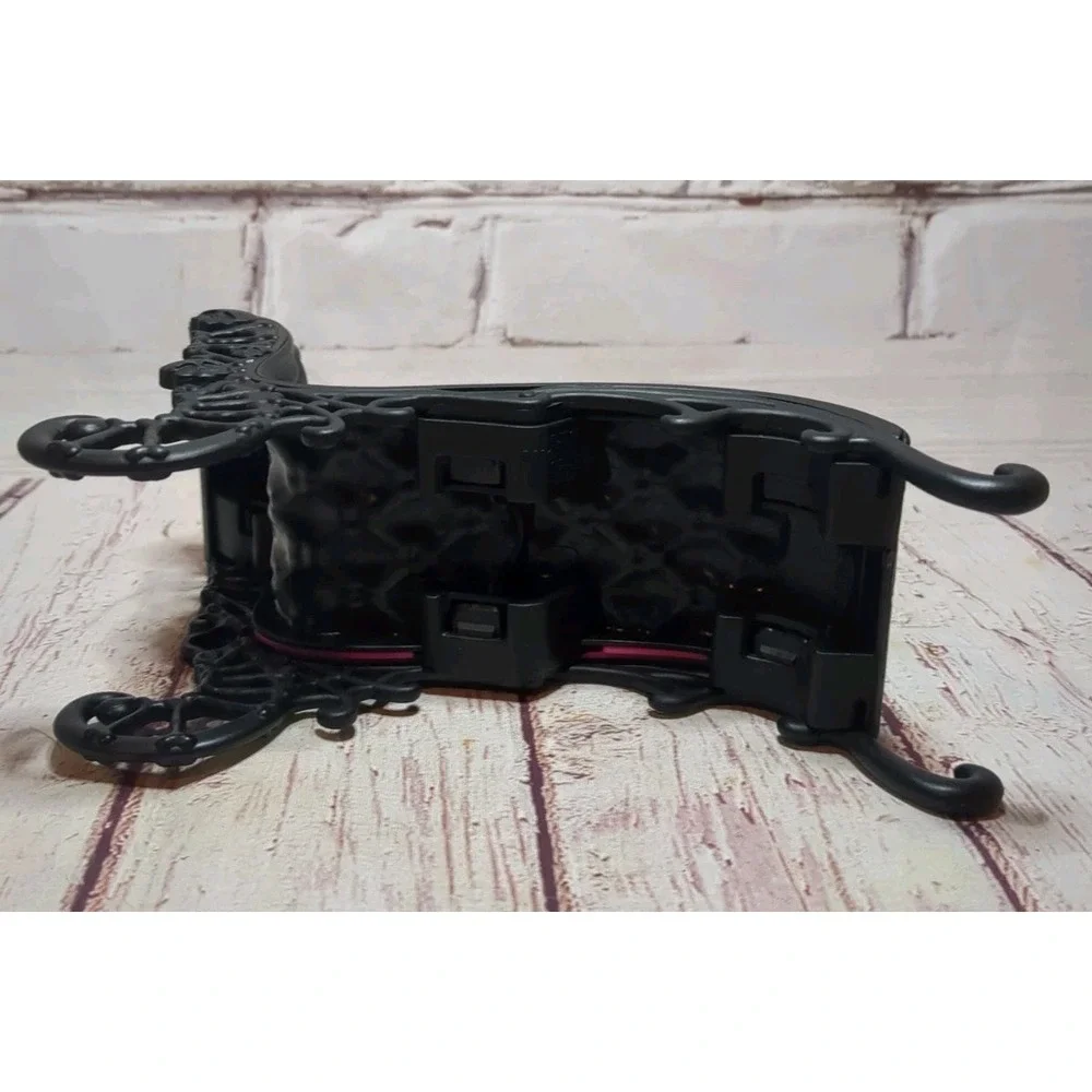 Monster High Freaky Fusion Doll Furniture_Catacombs Pink/Black Chaise Lounge