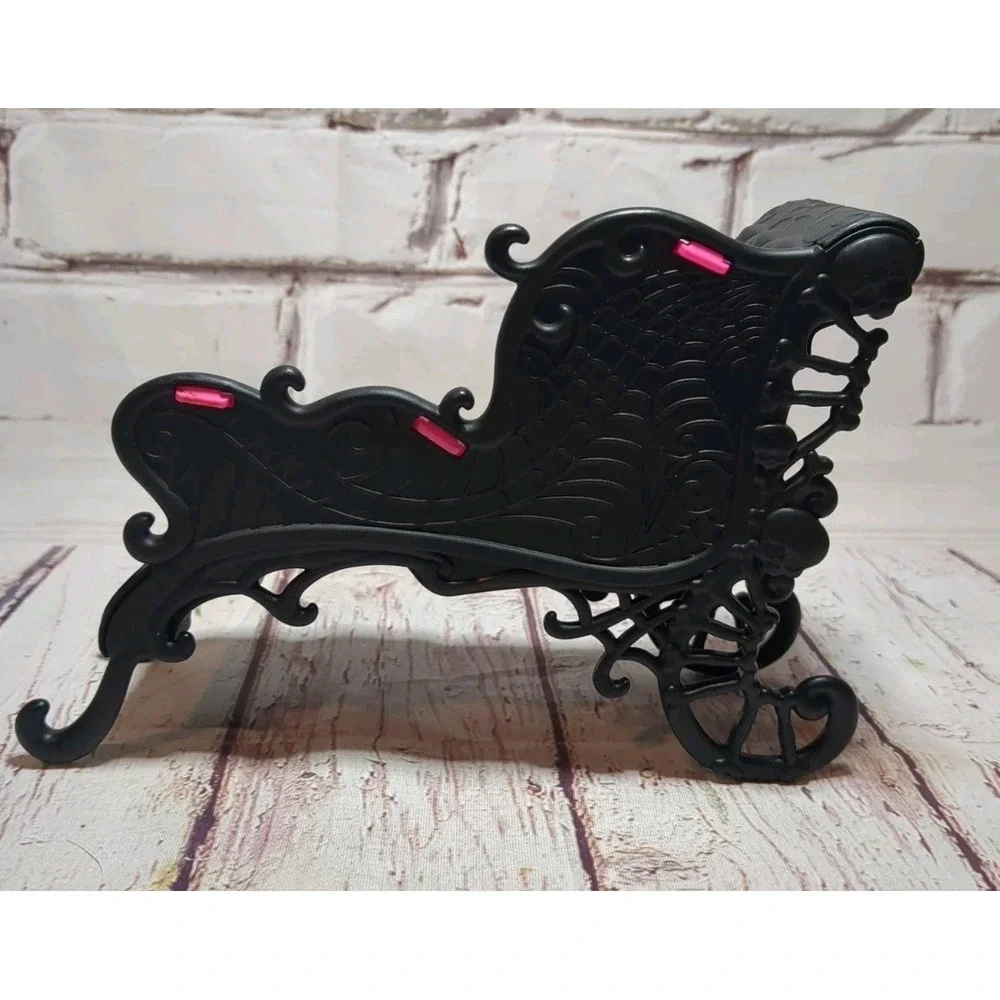 Monster High Freaky Fusion Doll Furniture_Catacombs Pink/Black Chaise Lounge