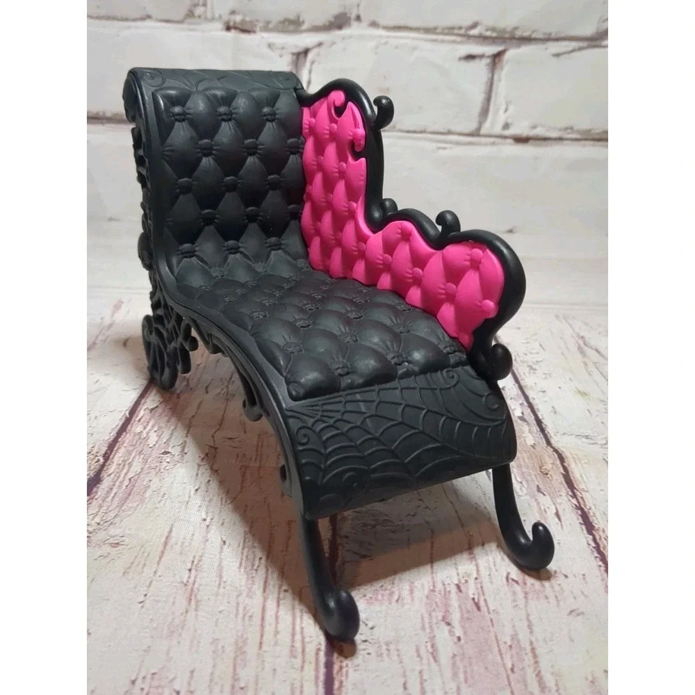 Monster High Freaky Fusion Doll Furniture_Catacombs Pink/Black Chaise Lounge