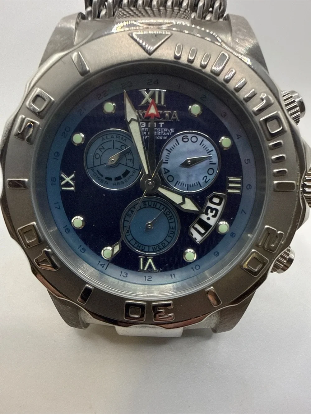 Invicta sleek stainless