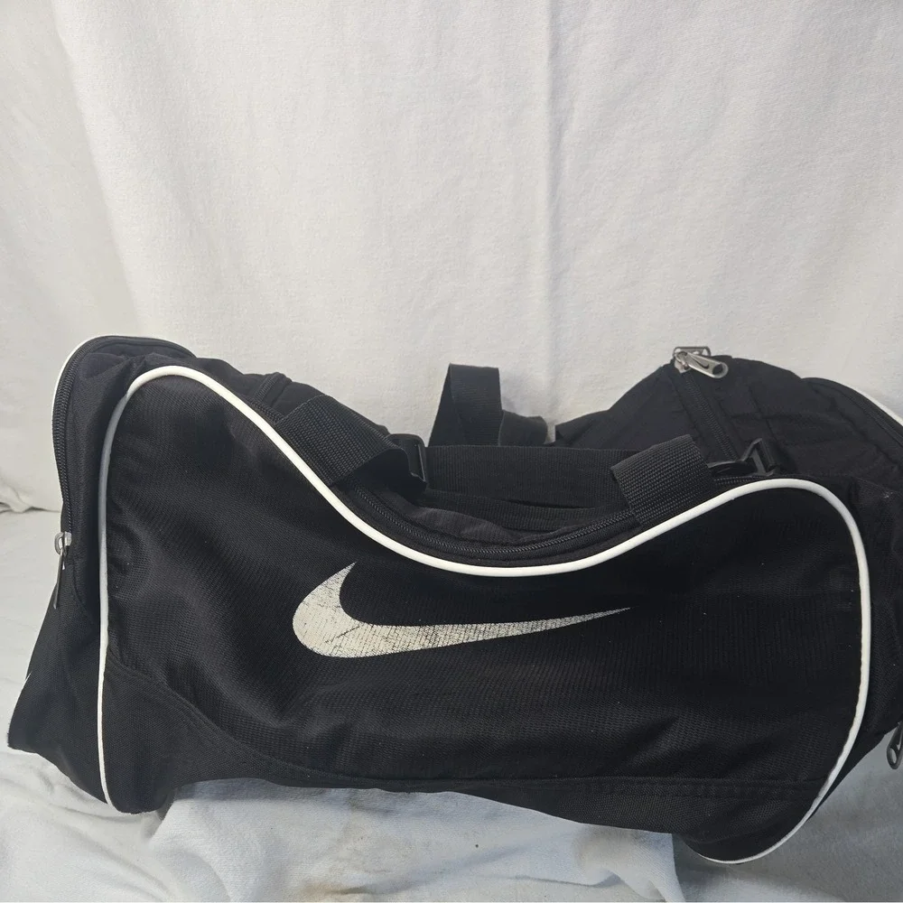 Nike Large Black Grip Gym Bag Zip Closure Adjustable Strap