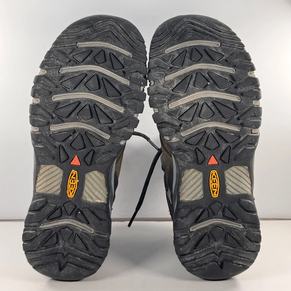 Keen brown upper built