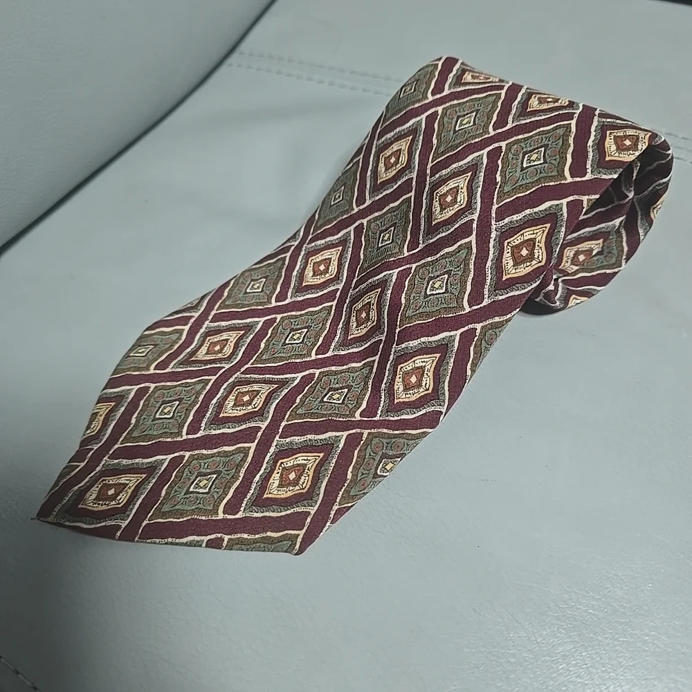 Banana Republic Diamond Pattern Tie Mens Necktie Burgundy and Olive‎