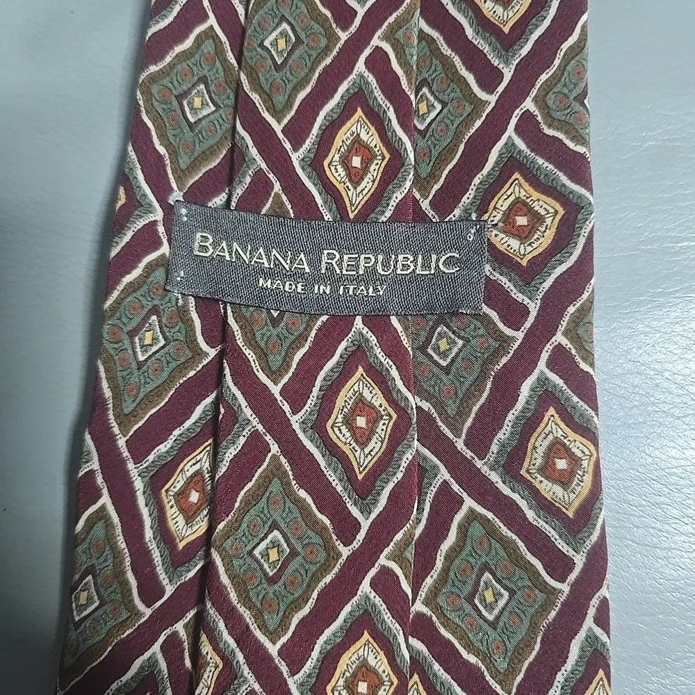 Banana Republic Diamond Pattern Tie Mens Necktie Burgundy and Olive‎