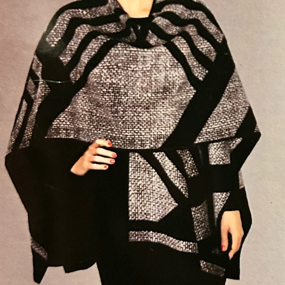 Black and Gray Geometric Reversible Wrap