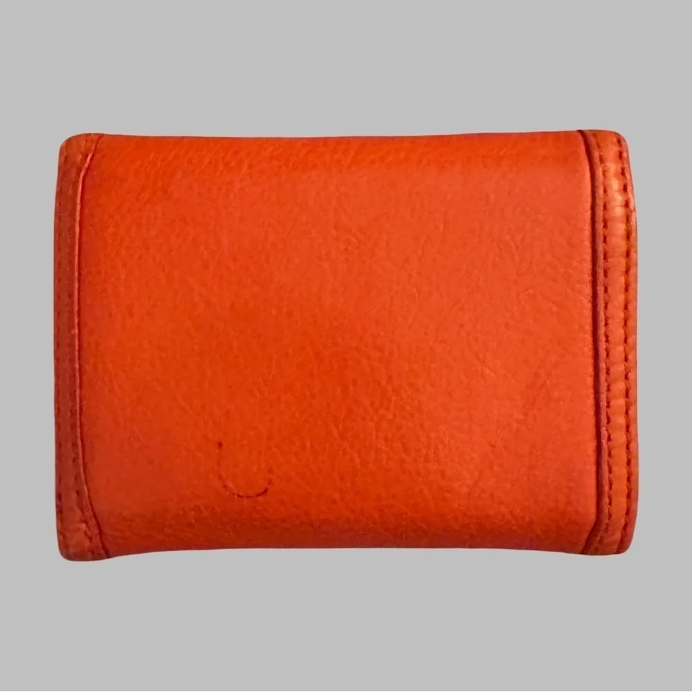 Marc Jacobs stylish compact