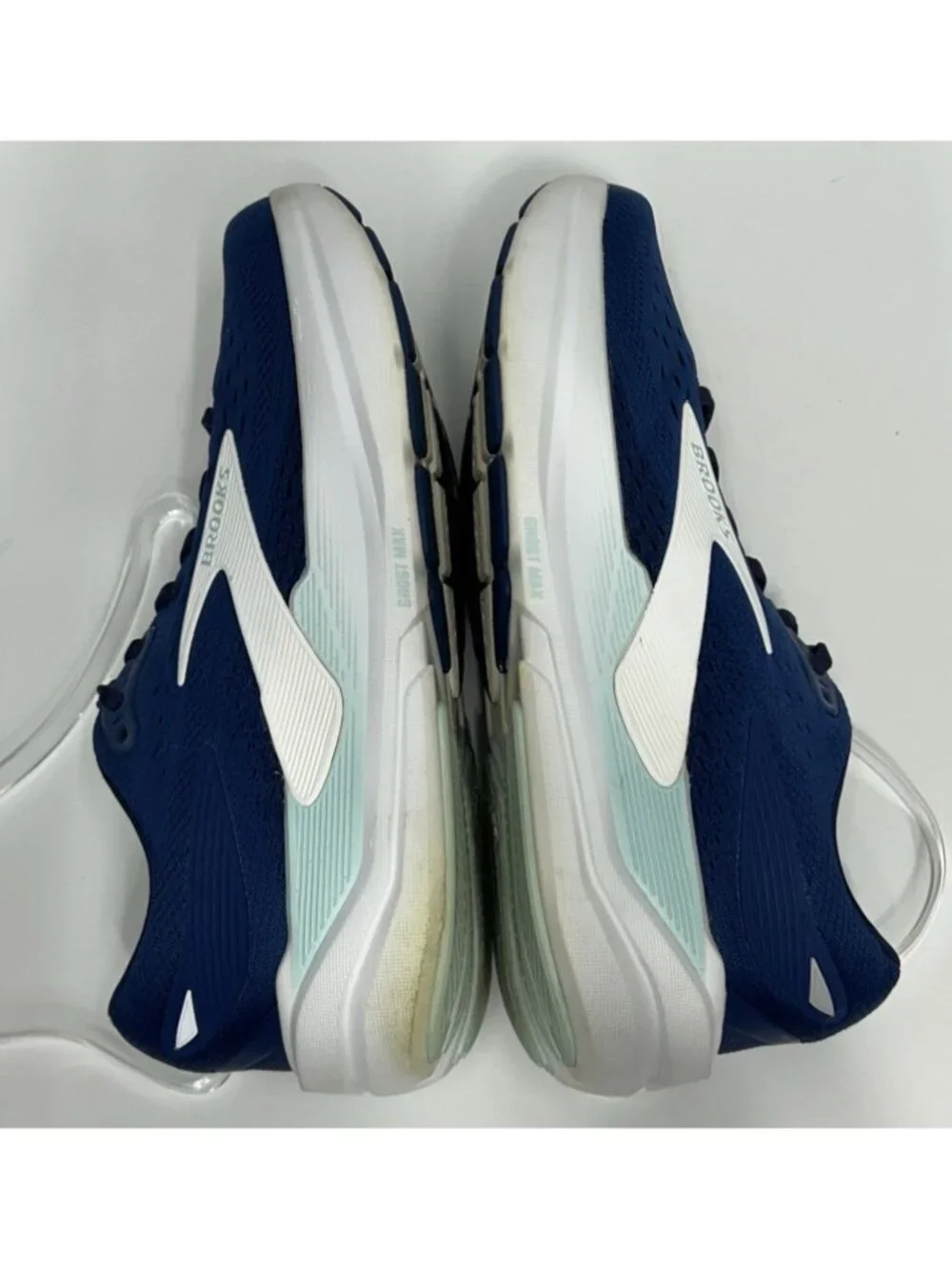 Brooks excellent wore