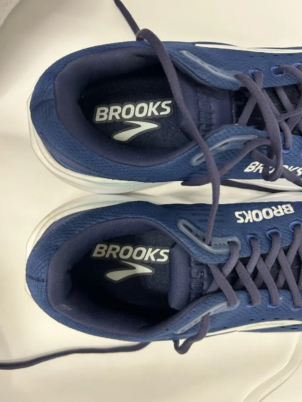 Brooks excellent wore