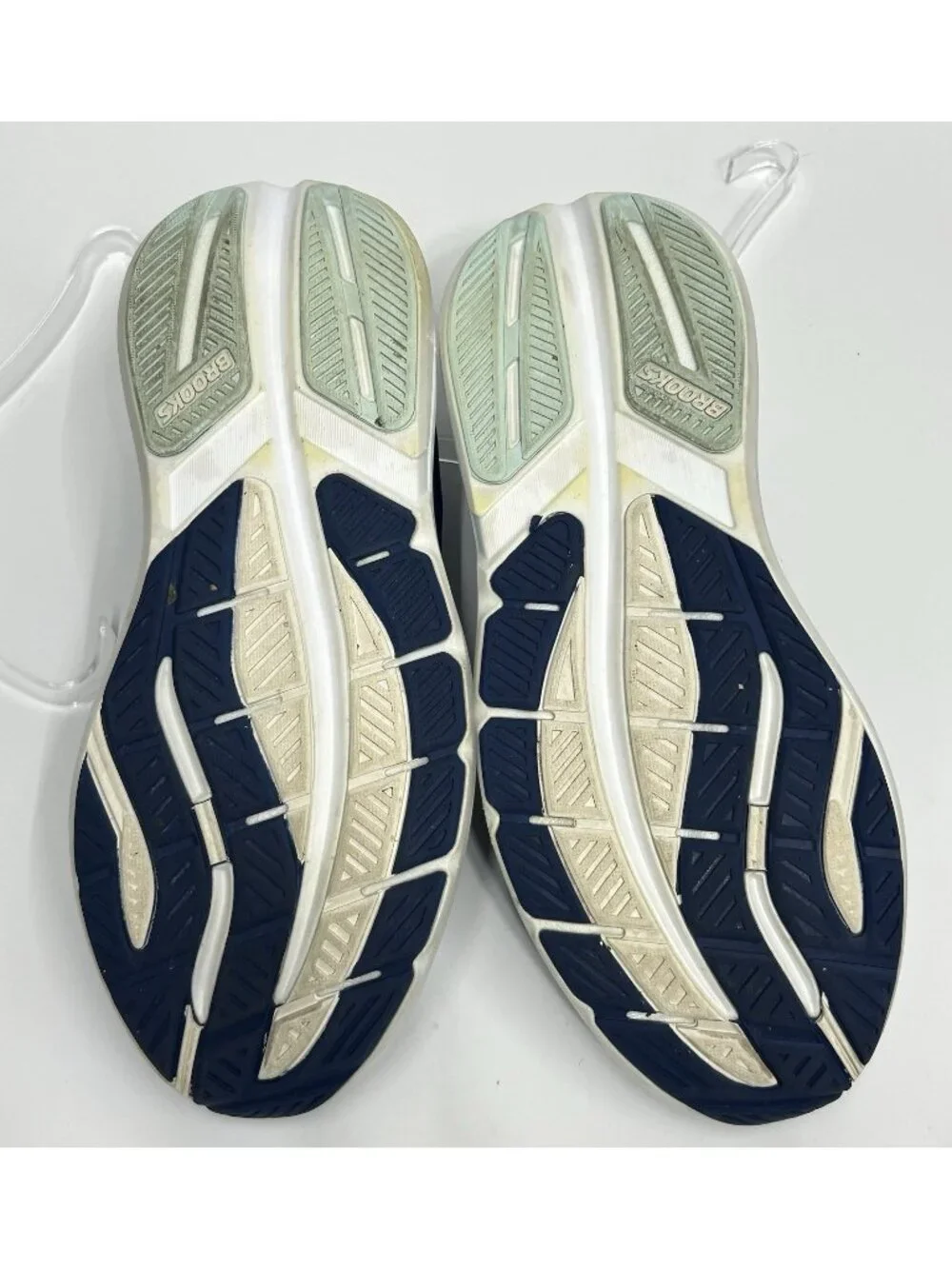 Brooks excellent wore