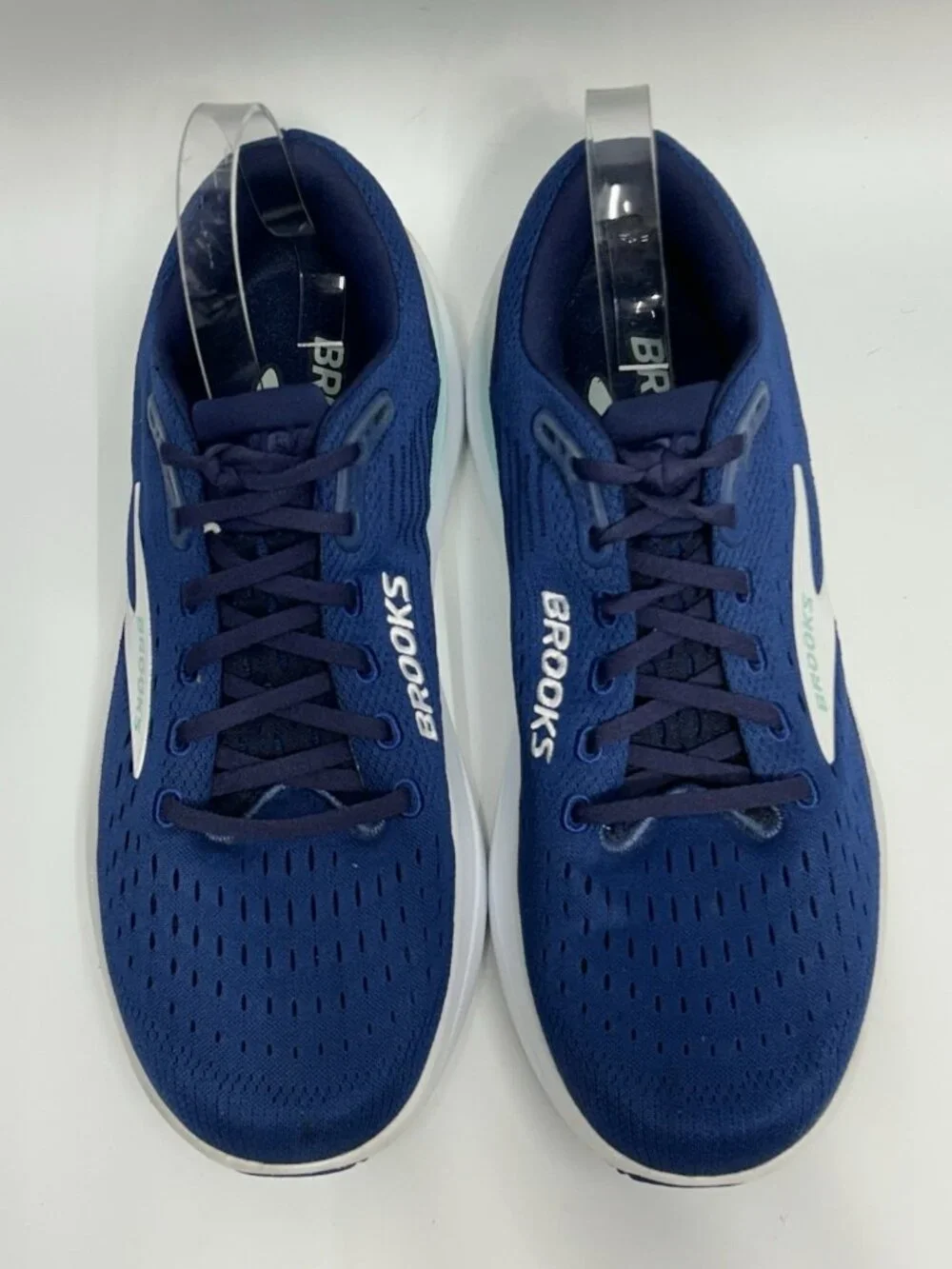 Brooks excellent wore