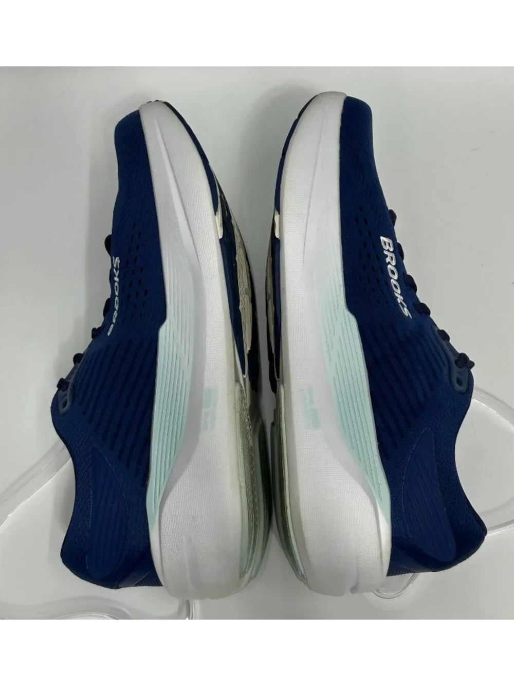 Brooks excellent wore