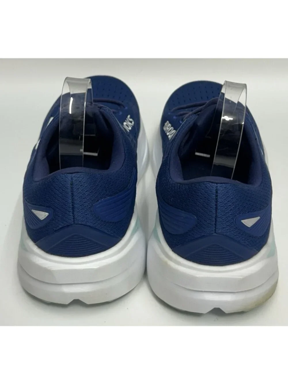 Brooks excellent wore
