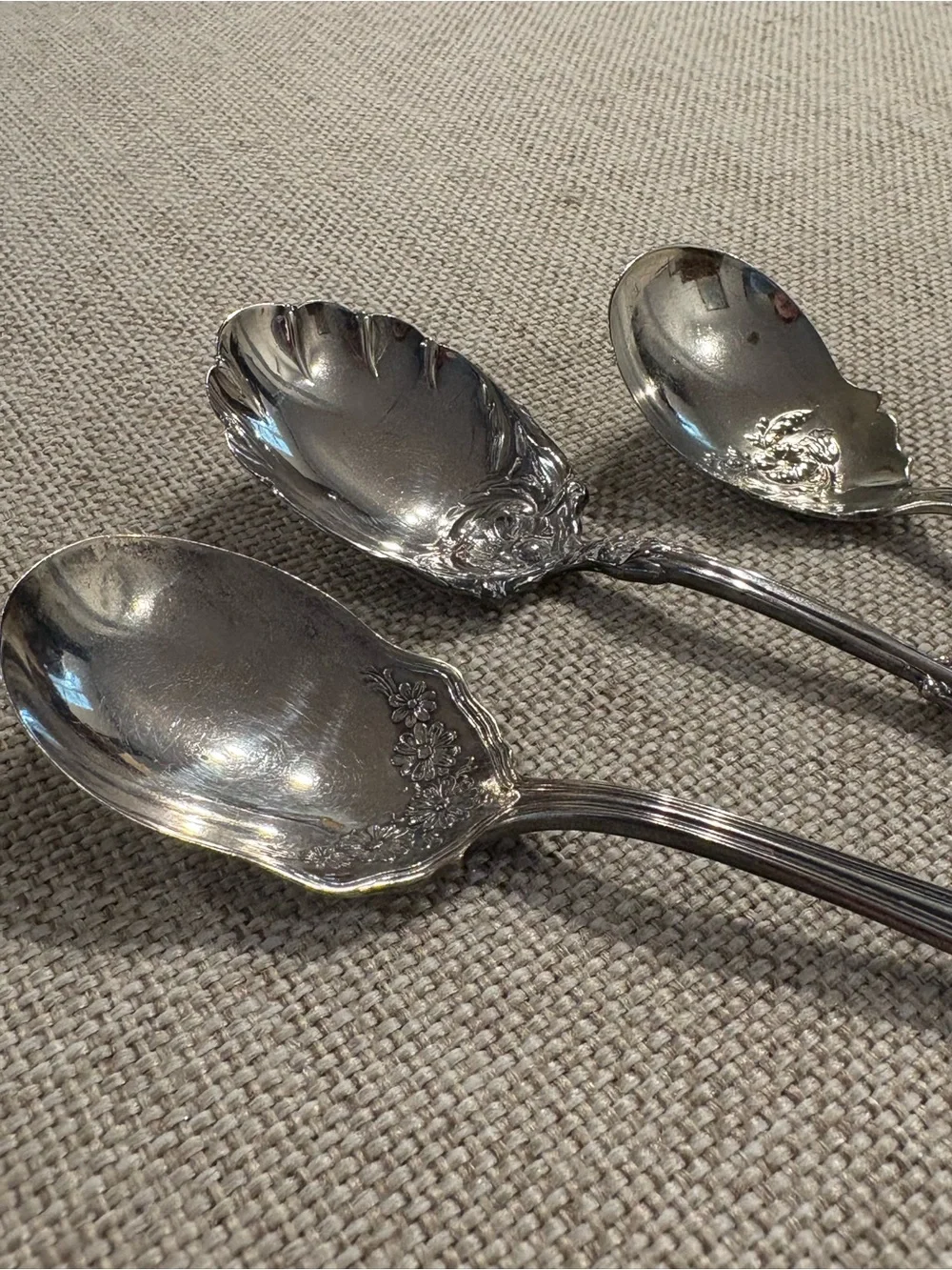 Wm Rogers show serving style
