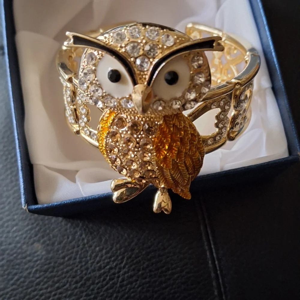 None broach set bracelet