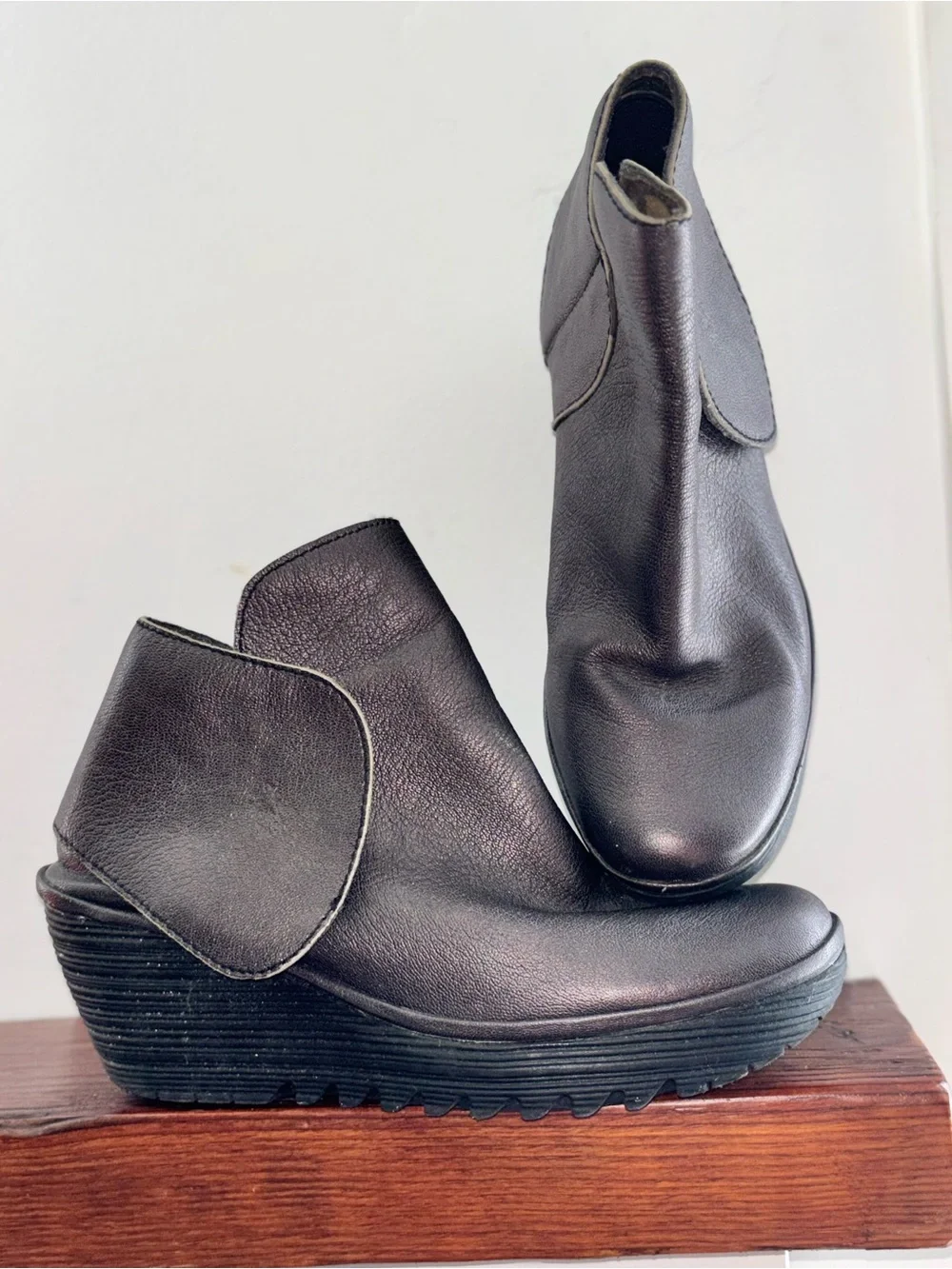 Fly London Yogi Silver metallic leather wedge ankle boots Sz EU 40 (9-9.5 Americ