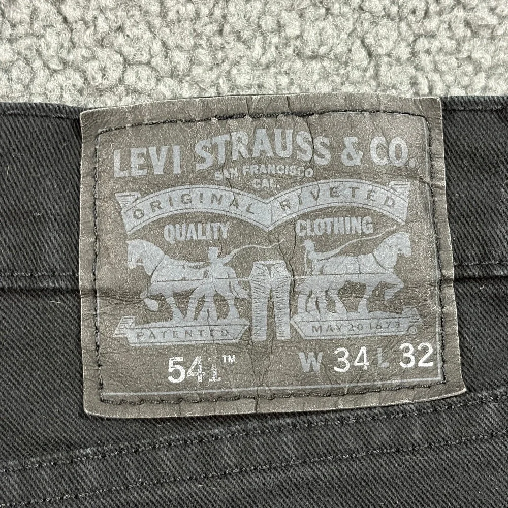 Levis listing ai please