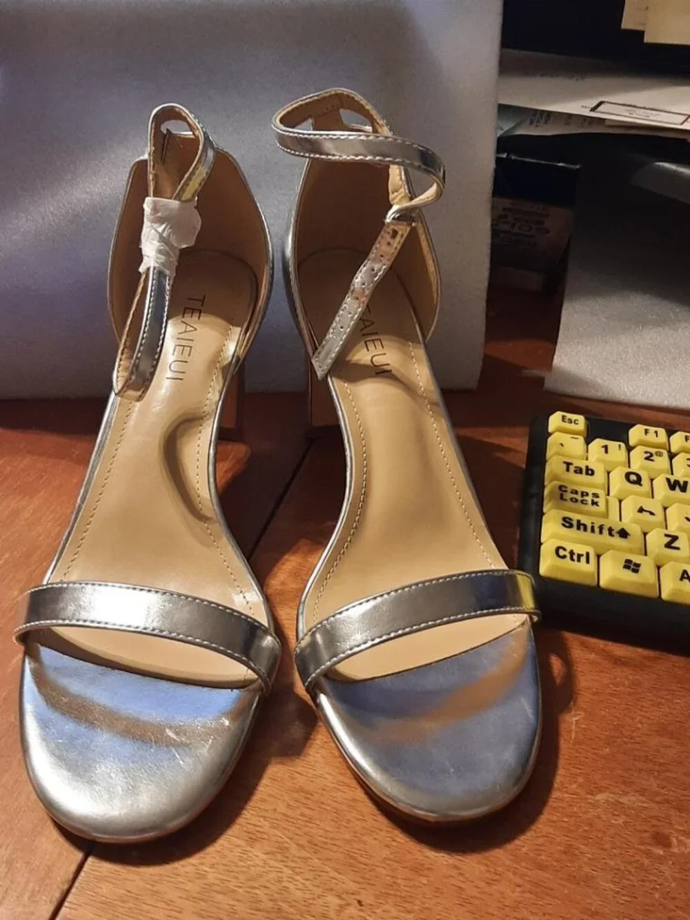 TEAIEUI WMN Round Toe Sandals Chunky High Heel W Ankle Strap Silver Size 9