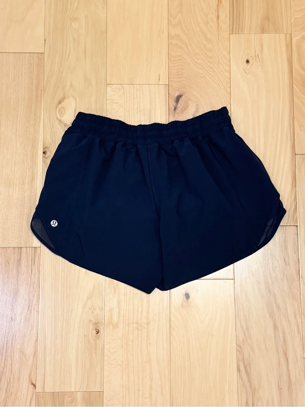 LIKE NEW Lululemon Women’s Hotty Hot Low-Rise Lined Short 4