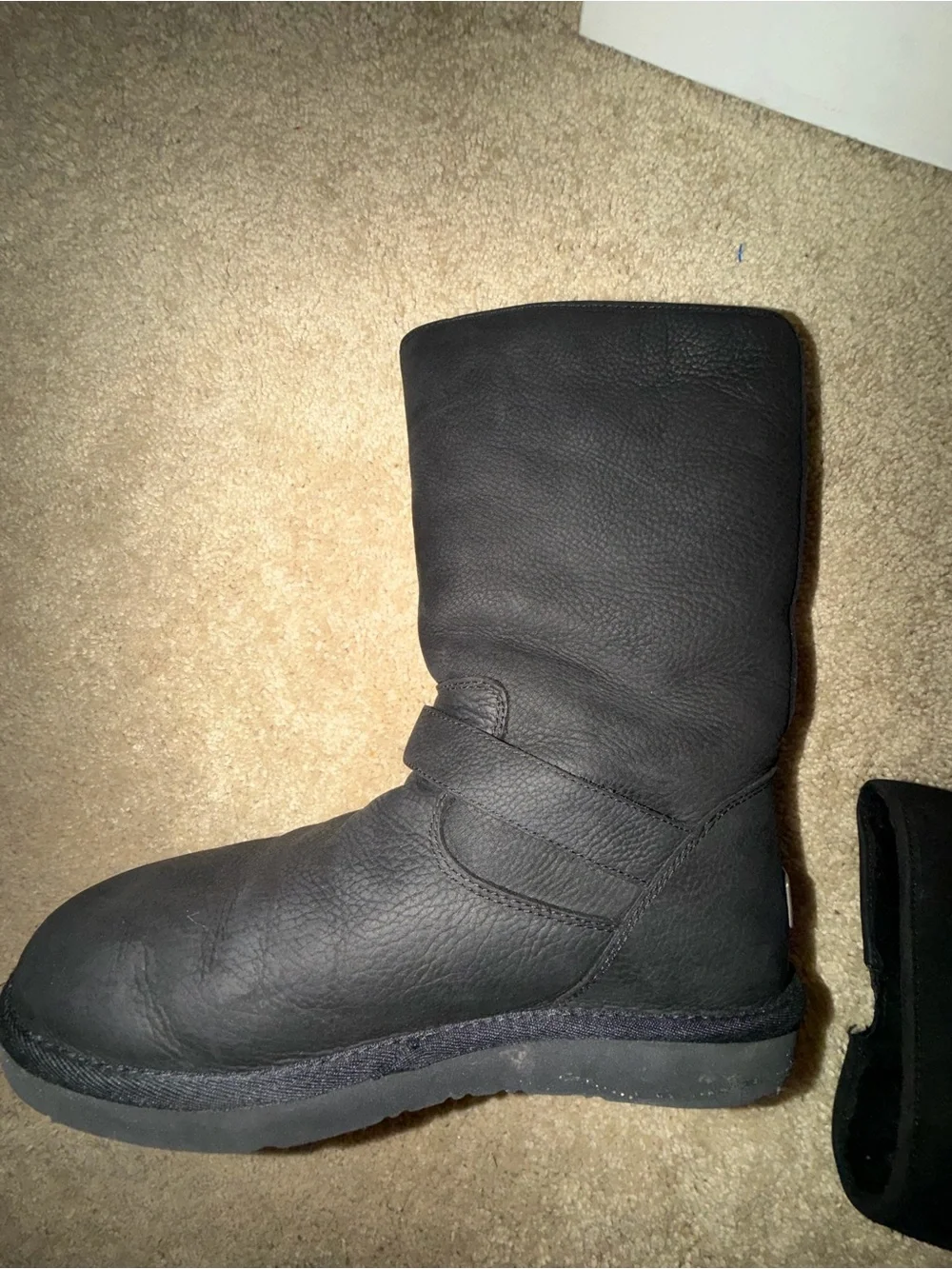 UGG sutter black