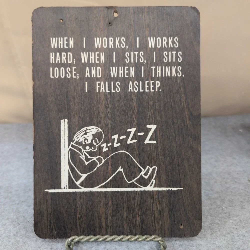 VTG 1968-73 Pressboard KMart Wall Sign Plaque When I Works, Sits, Thinks...Quote