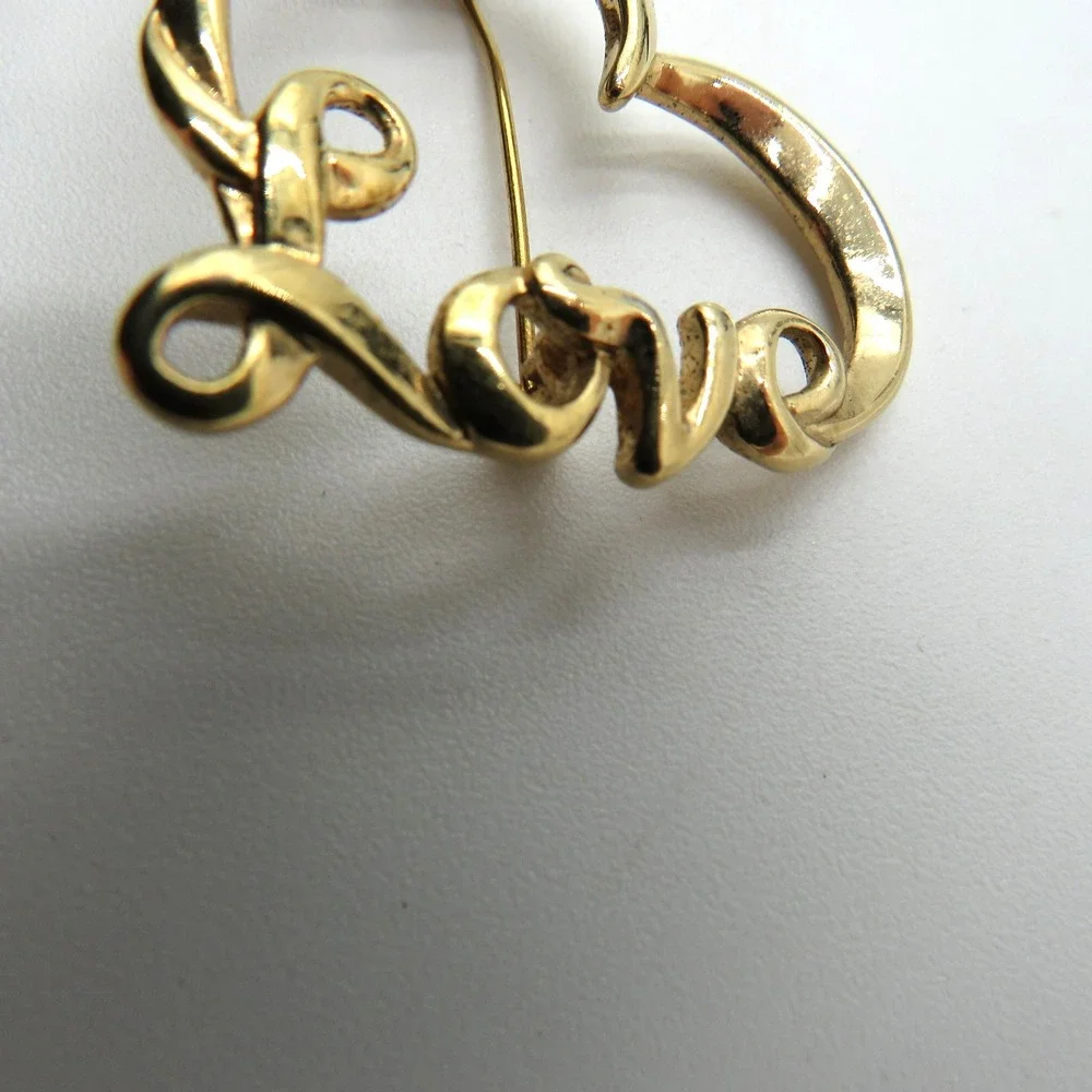 Source Unknown design clasp word