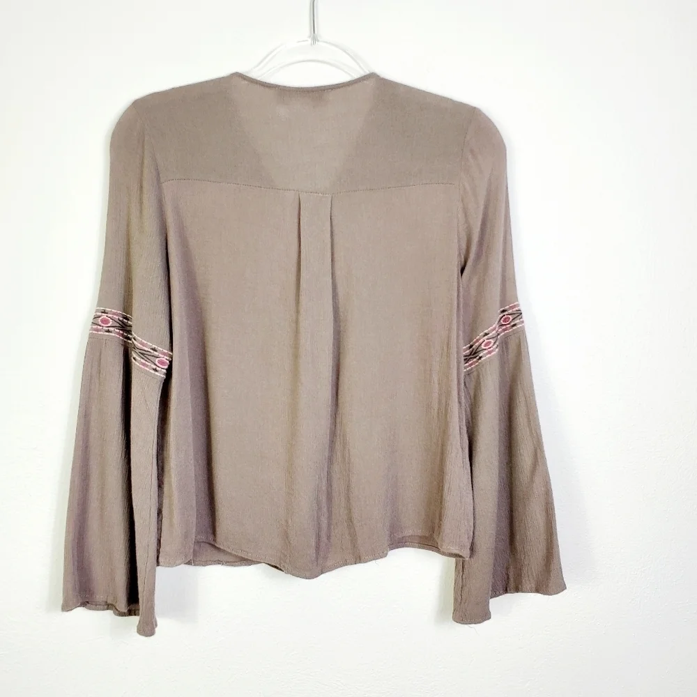 Flying Tomato flared sleeve