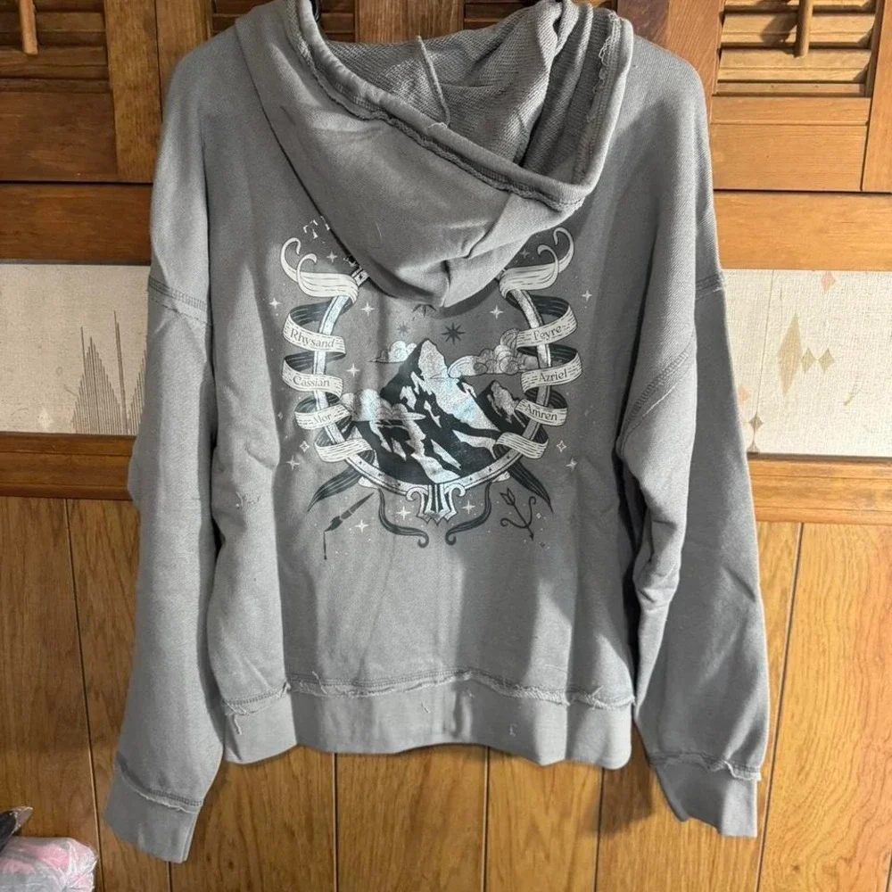 Hot Topic‎ Grey Court Thorns and Roses zip up hoodie Size Small NWT