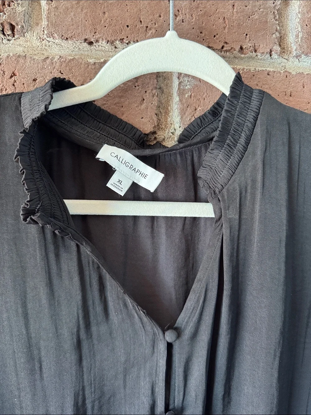 Calligraphie black button