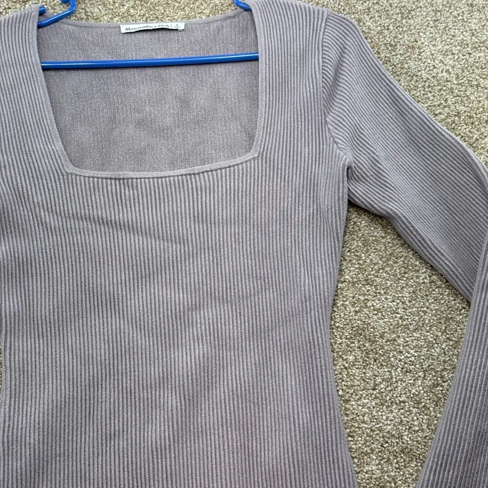 Abercrombie & Fitch minimalist details