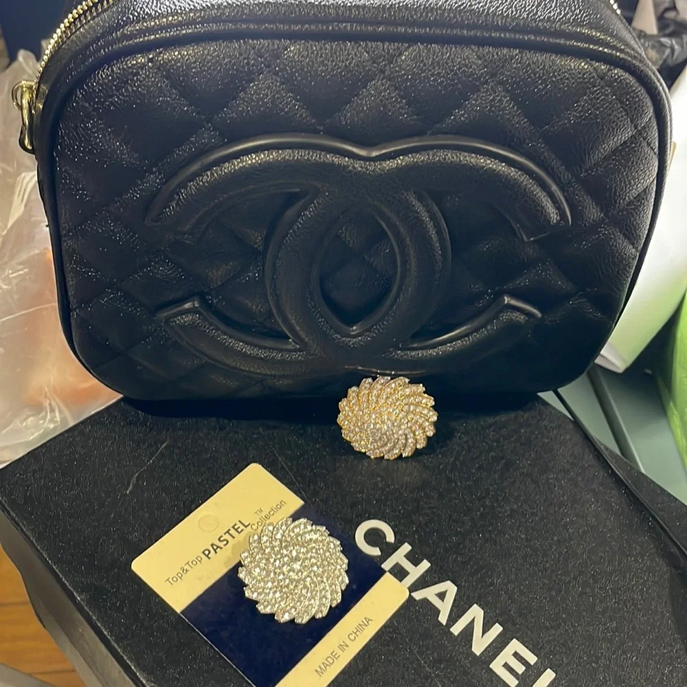 CZ Classic‎ design brooch