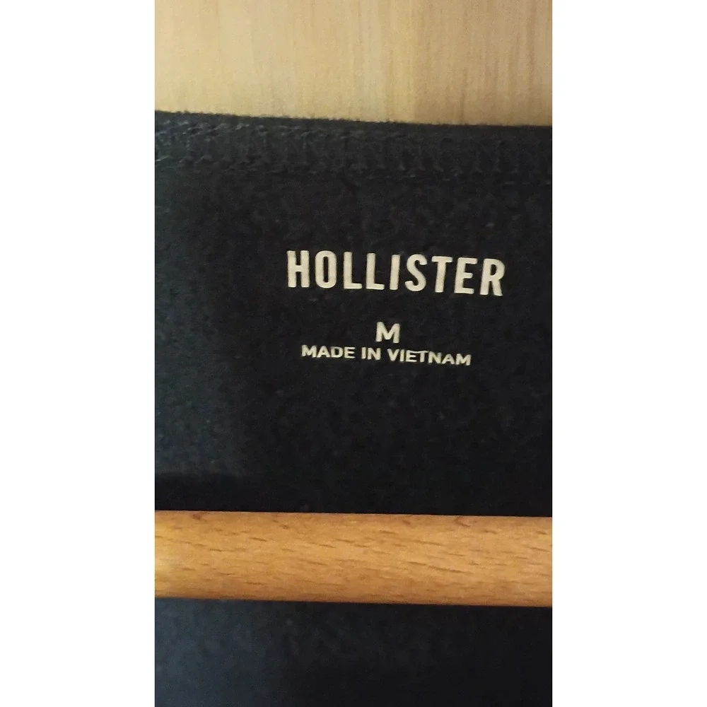 Hollister shoulders this